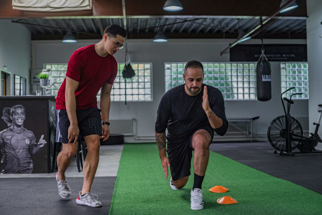 coach-prix-resultats un coach sportif accompagnant un élève sur un parcours