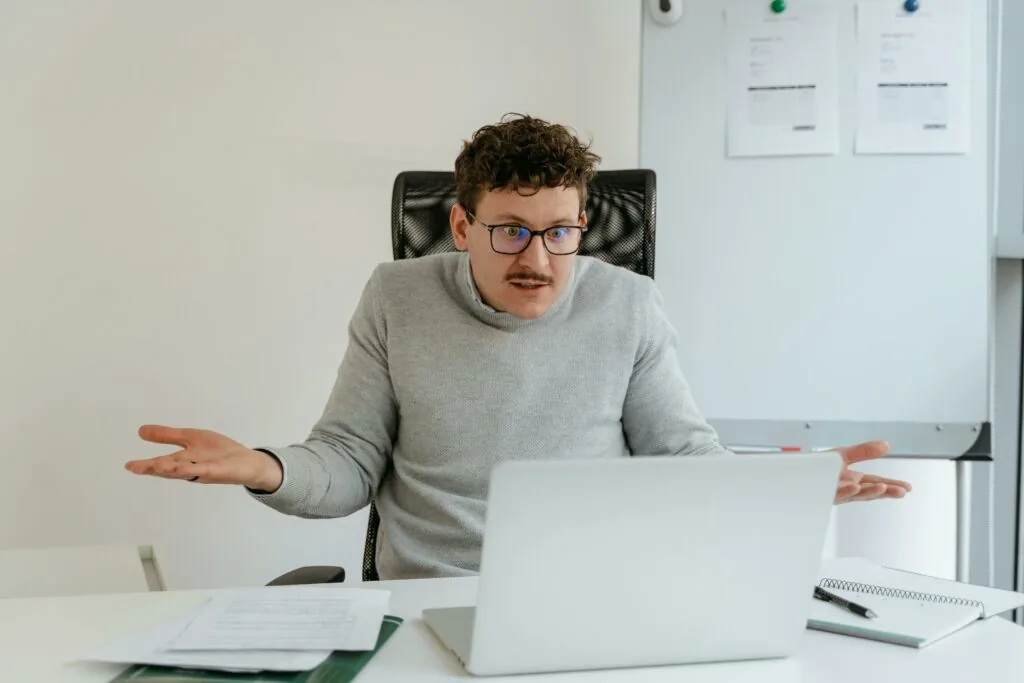 les-recruteurs-ne-repondent-pas Un candidat IT face à son ordinateur, incompréhensif face au silence des recruteurs IT